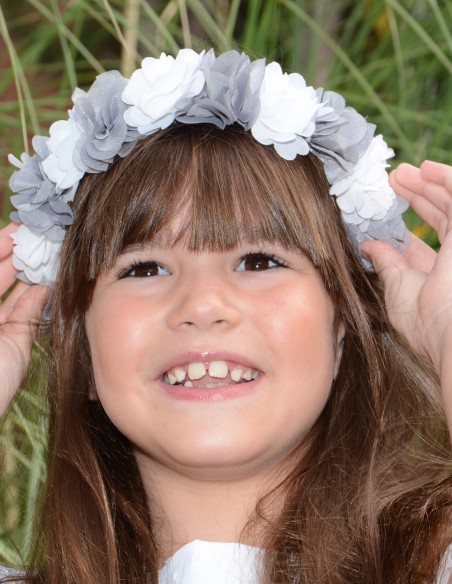 Tocado gris y blanco